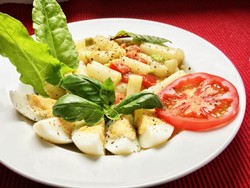 salatka_ze_szparag _z_jajem_awokado_i_pomidorami_03.jpg